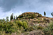 Near the Royal Villa of Aya Tridha on top of a low hill something like a tholos tomb. 